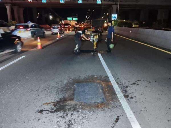 Ada Pekerjan Perbaikan Jalan Tol Japek, Pengguna Jalan Diminta Berhati-hati