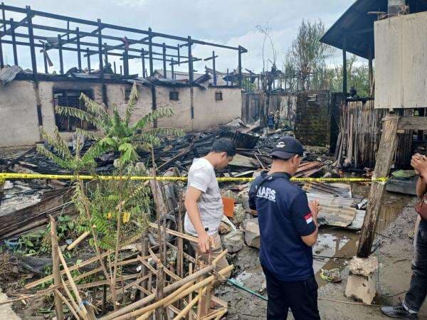 Kronologis Terjadinya Kebakaran Hanguskan 3 Rumah, Personil Polres Polman Lakukan Olah TKP