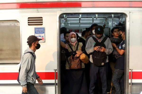 Perjalanan KRL Tanah Abang-Duri Terlambat Imbas Kebakaran di Sekitar Rel