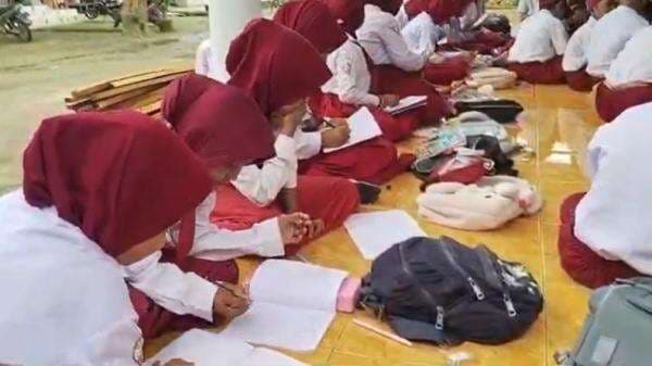 4 Ruang Kelas Ambruk, Siswa SDN Tlagah 2 Bangkalan Terpaksa Belajar di Rumah Warga