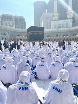 Dapat Reward Umrah, Nasabah PNM Mekaar Menangis Haru di Sujud Pertama