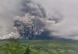 Viral Awan Panas Gunung Semeru Nyaris Sapu Warga di Jembatan Lumajang
