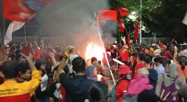 Massa Buruh Bersama Rakyat Gelar Aksi Heningkan Cipta hingga Bakar 'Tikus' Berdasi di Jakpus