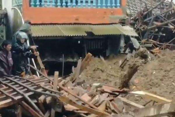 Korban Tewas Longsor Cisarua Bertambah jadi 12 Orang, 81 Warga Masih Hilang