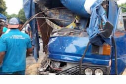 Kecelakaan Beruntun 4 Kendaraan di Jombang, 2 Sopir Luka Parah