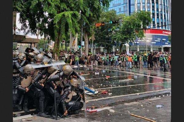 Ricuh! Demo Solidaritas Ojol di Medan Berujung Bentrok dengan Polisi, 12 Orang Terluka