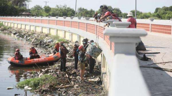 Hadapi Ancaman Sampah Laut, Ratusan Relawan Bersihkan Danau Siombak untuk Masa Depan Ekowisata