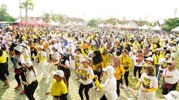Lapangan Tulungrejo Dibanjiri Ribuan Warga, Senam Bersama Ipuk-Mujiono Berlangsung Meriah Lapangan Tulungrejo Dibanjiri Ribuan Warga, Senam Bersama Ipuk-Mujiono Berlangsung Meriah