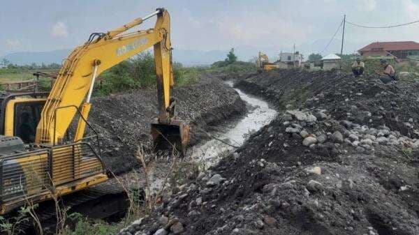 Cegah Banjir Lahar Dingin Gunung Marapi, Pemkab Agam Keruk Sungai Batang Aia Katiak