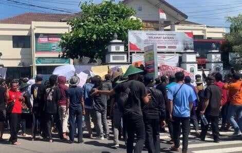 Desak Kades Diusut atas Dugaan Korupsi Dana Desa, Ratusan Warga Temon Geruduk Kejari Ponorogo!