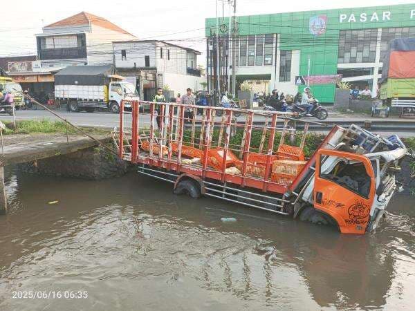 Kecelakaan Tunggal di Jombang, Truk Bermuatan Ayam Terjun ke Sungai, Begini Penampakannya Kecelakaan Tunggal di Jombang, Truk Bermuatan Ayam Terjun ke Sungai, Begini Penampakannya