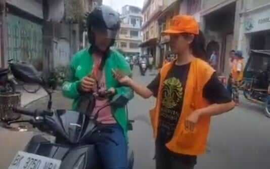 Demi Bantu Orangtua, Mahasiswi UI jadi Tukang Parkir Saat Libur Kuliah Demi Bantu Orangtua, Mahasiswi UI jadi Tukang Parkir Saat Libur Kuliah