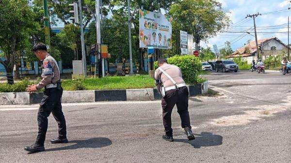 Tumpahan Solar di Jalan Tjilik Riwut Palangka Raya Sebabkan Pengendara Ojol Terjatuh