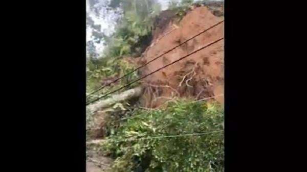 Mengerikan! Detik-Detik Longsor Nyaris Timbun Rumah Warga Terekam Kamera