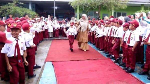 Karpet Merah Sambut Siswa Baru di SDN 05 Pauh Karpet Merah Sambut Siswa Baru di SDN 05 Pauh
