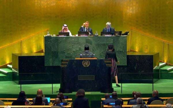 Saat Presiden Macron Angkat Kepalan Tangan Usai Prabowo Pidato di KTT Penyelesaian Damai Palestina