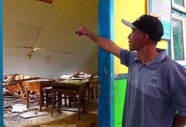 Atap Ruang Kelas Madrasah Tsanawiyah Roudlotul Mustofa di Penanggal Ambruk Akibat Hujan Deras