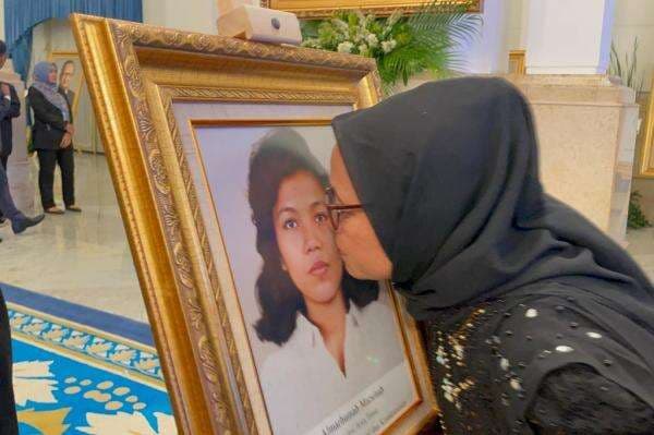 Marsinah Diberi Gelar Pahlawan Nasional, Adik Menangis hingga Cium Foto Kakak di Istana