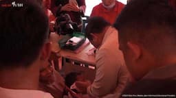 Momen Haru Prabowo Peluk Ibu-ibu hingga Lap Anak Sakit di Posko Pengungsi Korban Banjir