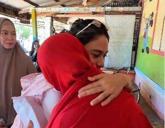 Azizah Salsha Turun Langsung Bantu Korban Banjir Sumatera, Salurkan Dana Rp50 Juta