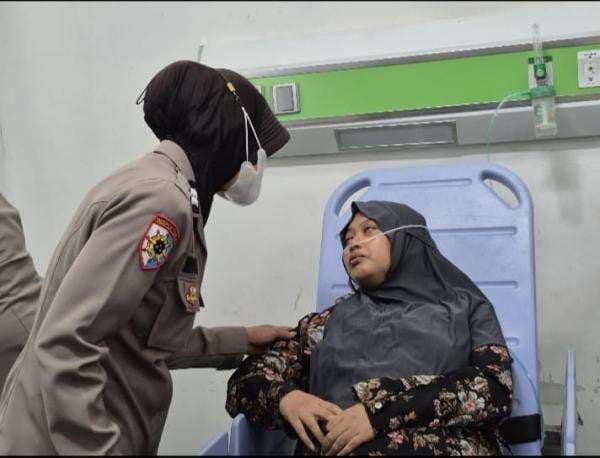 Pelukan Hangat Polwan, Mengurai Luka Batin Korban Kecelakaan Padang Panjang