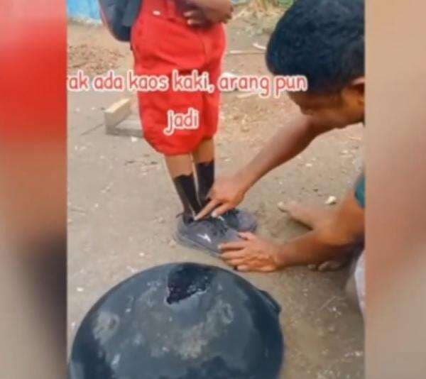 Kisah Pilu Marciano, Bocah NTT yang Digambari Pakai Arang sebagai Ganti Kaus Kaki