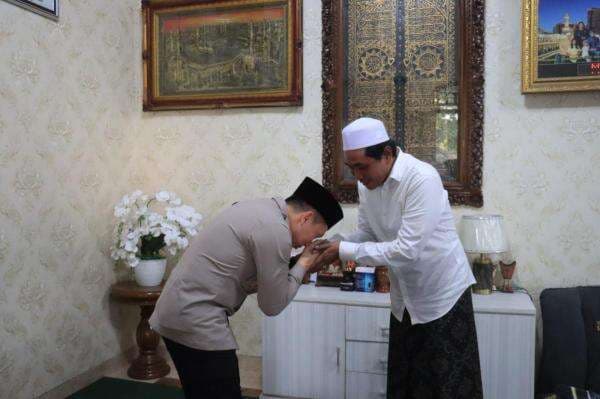 Kapolres Bojonegoro Sowan ke Kiai Anwar Zahid, Ada Apa?