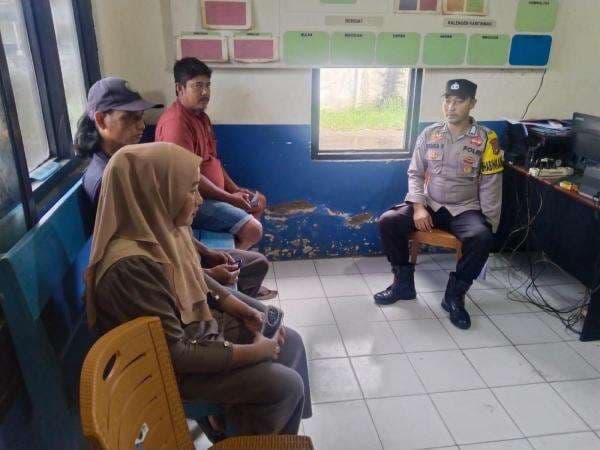 Cegah Konflik Berkepanjangan, Bhabinkamtibmas Wonomulyo Damaikan Dua Warga Bertikai