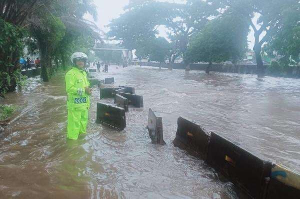 Banjir Jabodetabek: Jalan Daan Mogot Jakbar Tergenang, Kendaraan Kecil Tak Bisa Melintas