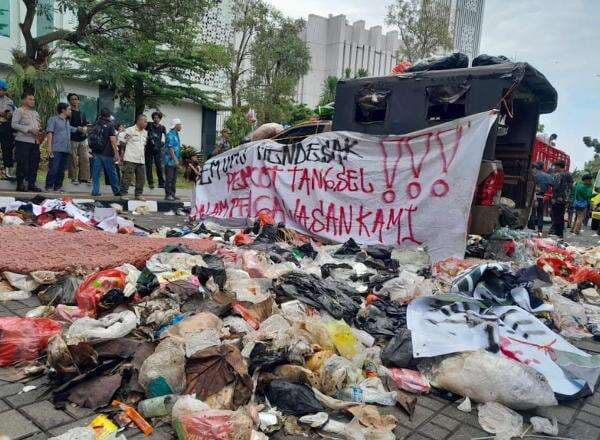 Demo Dicuekin, Mahasiswa Ngamuk Buang Sampah 2 Truk ke Kantor Wali Kota Tangsel