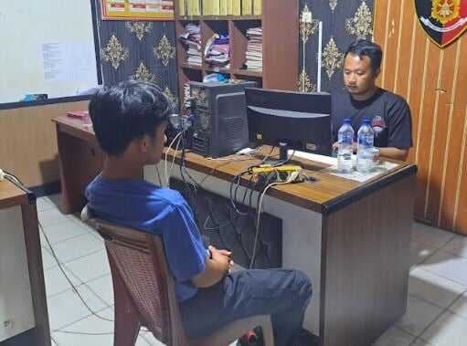 Paksa Calon Penumpang, 11 Calo Tiket di Pelabuhan Bakauheni Lampung Ditangkap Paksa Calon Penumpang, 11 Calo Tiket di Pelabuhan Bakauheni Lampung Ditangkap