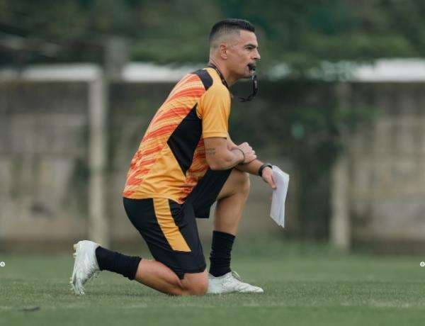 Makin Jauh dari Gelar Juara Liga 1 2024-2025, Carlos Pena Berharap Fans Persija Jakarta Bersikap Realistis