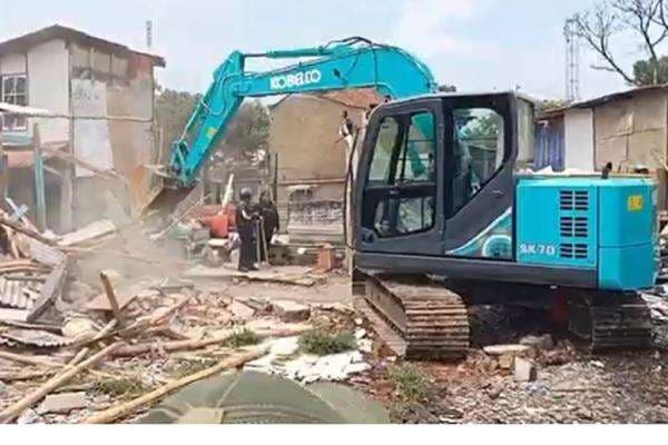 Pembongkaran Bangunan di Sukahaji Bandung Ricuh, Massa Saling Lempar Batu