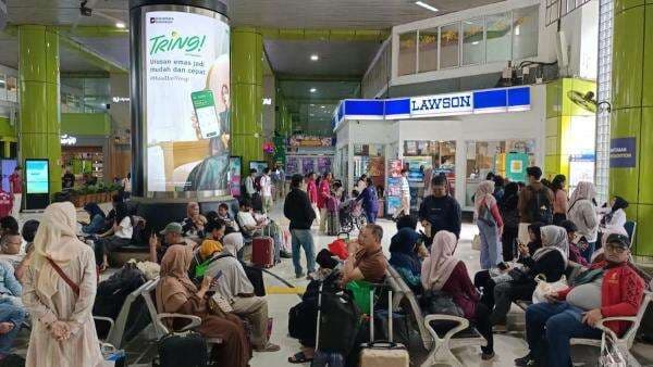 Libur Nataru, Penumpang Membeludak di Stasiun Gambir