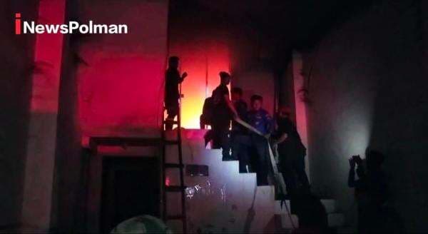 Rumah Kosong Samping Hotel Terbakar di Wonomulyo, beruntung Petugas Damkar Gerak Cepat