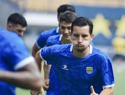 Setelah Rizky Ridho, Giliran Thom Haye Cetak Gol dari Tengah Lapangan di Sesi Latihan Persib Bandung!