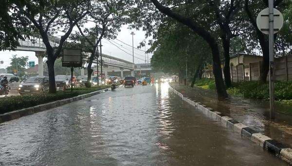 Banjir Rendam Depan Jalan ITC Cempaka Mas, Polisi Tutup Jalur Lambat