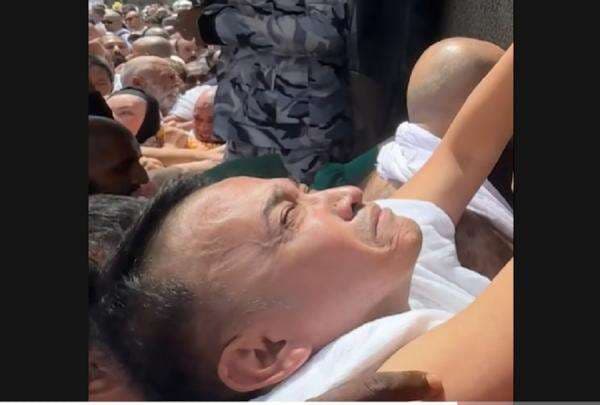 Potret Ruben Onsu Cium Hajar Aswad