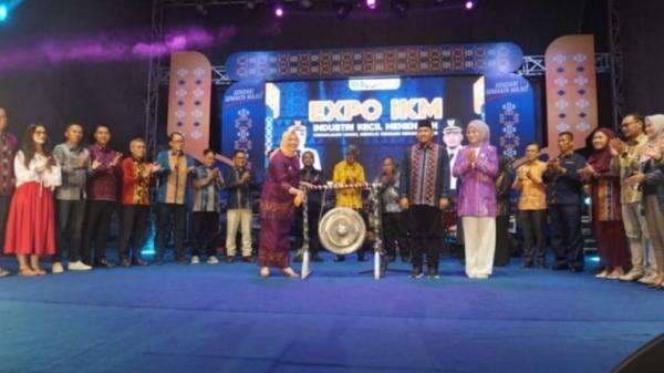 Dorong Ekonomi Lokal, Pemkot Kendari Beri Modal 194 UMKM Tanpa bunga dan Agunan di HUT ke-194 Dorong Ekonomi Lokal, Pemkot Kendari Beri Modal 194 UMKM Tanpa bunga dan Agunan di HUT ke-194