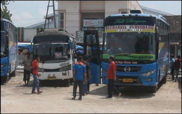 Penumpang KAI di Stasiun Cepu, Beralih ke Bus Trans Jakarta dan Bandung