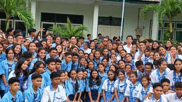 Wapres Gibran Kunjungi SMAK Bhaktyarsa Maumere, Serahkan Bantuan dan Dorong Digitalisasi Pendidikan