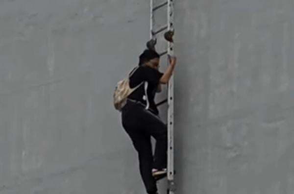 Gedung di Kemayoran Terbakar, Karyawan Dievakuasi Lewat Tangga Gantung 15 Meter