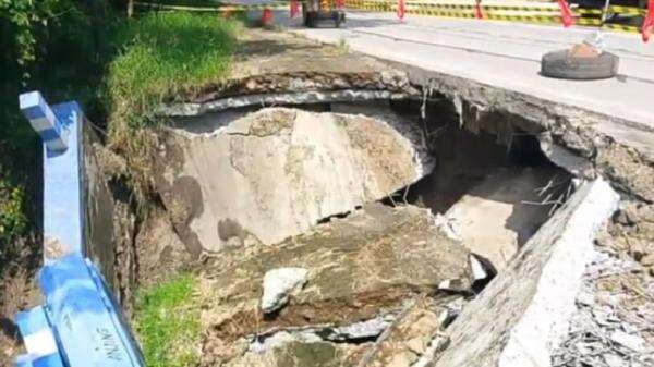 Jembatan Penghubung 3 Kabupaten di Lamongan Ambles Diguyur Hujan Deras