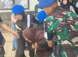 Rekonstruksi Pembunuhan Anggota TNI di Gowa Ricuh, Ibu Prada Haerul Mengamuk