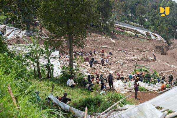 Bencana Longsor di Cisarua, PU Turun Tangan Bantu Evakuasi