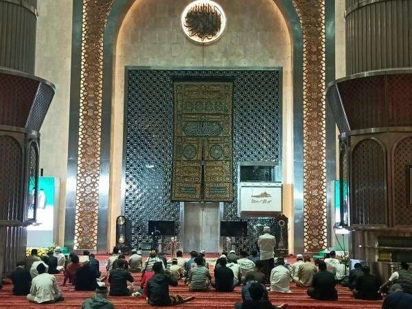 Jamaah Padati Malam Muhasabah Pergantian Tahun di Masjid Istiqlal