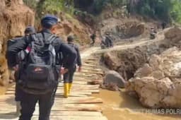 Brimob Terobos Wilayah Terisolasi di Bener Meriah demi Salurkan Bantuan Darurat