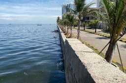 Ngeri! Penampakan Pantai Mutiara Jakut, Air Laut Lebih Tinggi dari Daratan