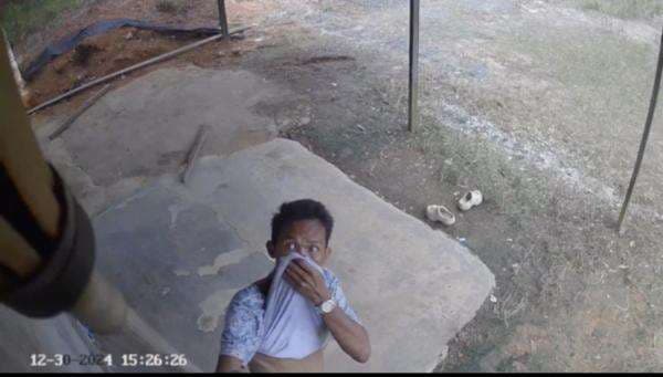 Maling Curi Emas 99 Gram Terekam Kamera CCTV Saat Bongkar Jendela di Amin Jaya Maling Curi Emas 99 Gram Terekam Kamera CCTV Saat Bongkar Jendela di Amin Jaya