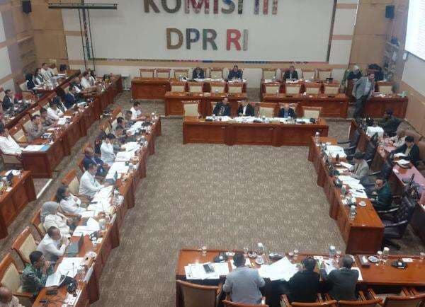 Panja RUU Polri Sepakati Usia Pensiun: Khusus Pati Bintang Empat Sampai 61 Tahun